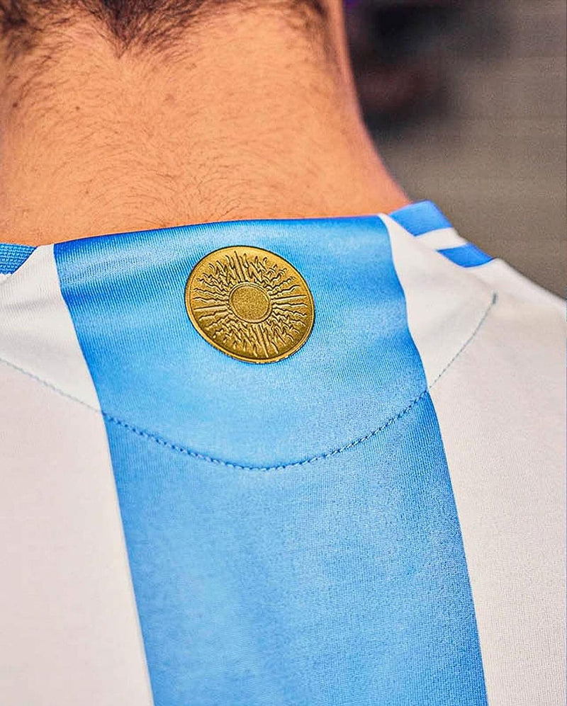 Camisa Seleção Argentina Home 2024 + Patch Campeão - Branca e Azul Manto do GOAT | Loja de Artigos Esportivos | Camisas de Futebol