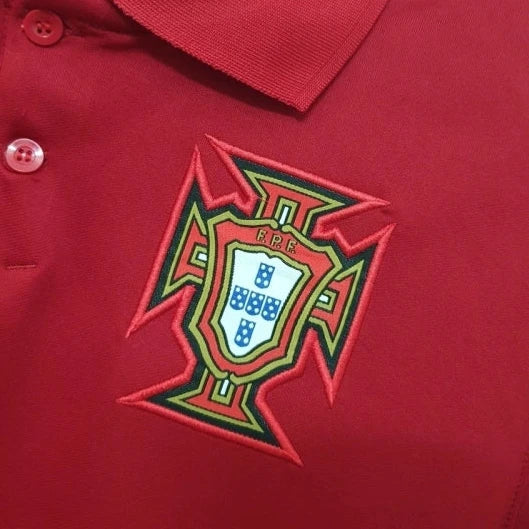 Comprar camisas de Portugal é na Manto do GOAT! Adquira a Camisa I Portugal Home Euro 2020 Retrô Nike - Vermelha! Ideal para torcedores de Portugal e fãs de Cristiano Ronaldo. Aproveite frete grátis e 5% de desconto no pagamento via PIX. Promoção pague 2 leve 3! Parcelamento: até 12x. Seja um GOAT! Acesse Agora!