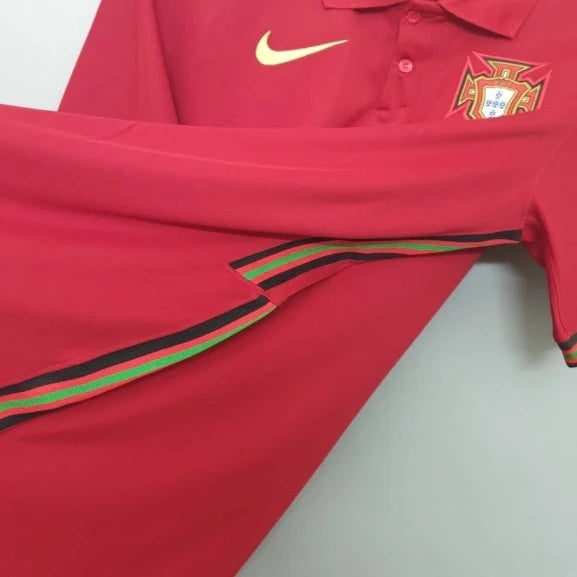 Comprar camisas de Portugal é na Manto do GOAT! Adquira a Camisa I Portugal Home Euro 2020 Retrô Nike - Vermelha! Ideal para torcedores de Portugal e fãs de Cristiano Ronaldo. Aproveite frete grátis e 5% de desconto no pagamento via PIX. Promoção pague 2 leve 3! Parcelamento: até 12x. Seja um GOAT! Acesse Agora!